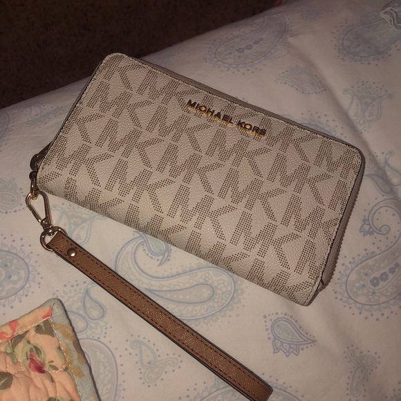 Michael Kors Handbags - MK wristlet wallet